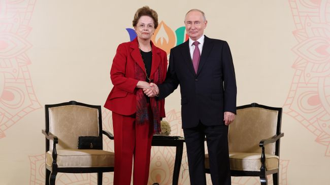 Президент РФ Владимир Путин и президент банка стран БРИКС - Нового банка развития (NDB) Дилма Руссефф во время встречи на полях саммита БРИКС в Нью-Дели