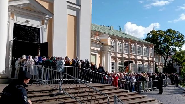 Очередь к мощам Дмитрия Донского в Петербурге