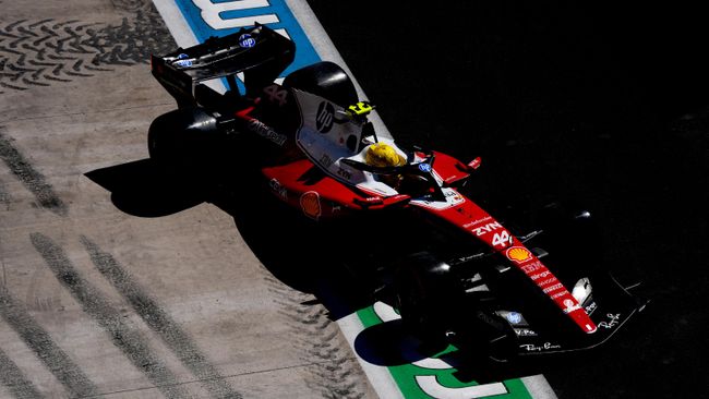 Пилот Ferrari Льюис Хэмилтон управляет своим болидом во время третьей свободной практики перед Гран-при Формулы-1 в Мадриде