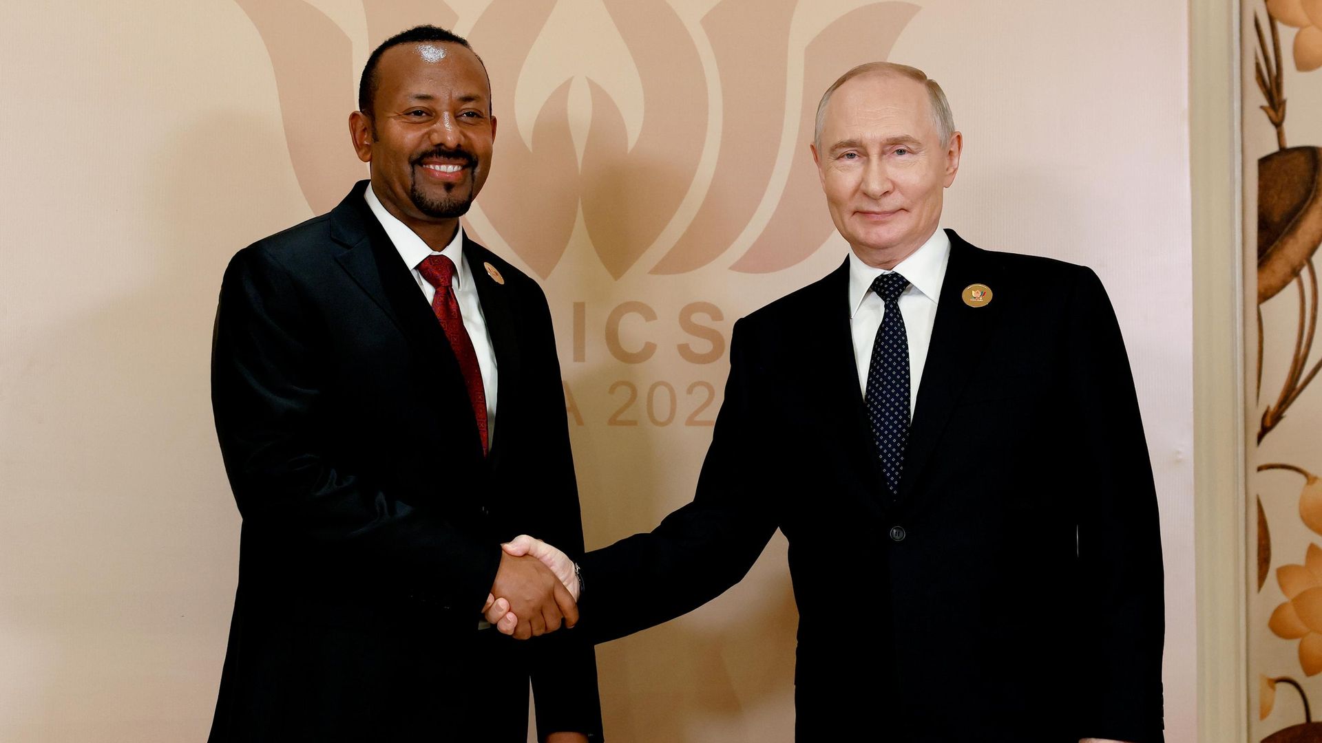 Президент РФ Владимир Путин и премьер-министр Эфиопии Абий Ахмед во время встречи на полях саммита БРИКС в Нью-Дели - РИА Новости, 1920, 12.09.2026