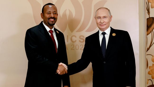 Президент РФ Владимир Путин и премьер-министр Эфиопии Абий Ахмед во время встречи на полях саммита БРИКС в Нью-Дели