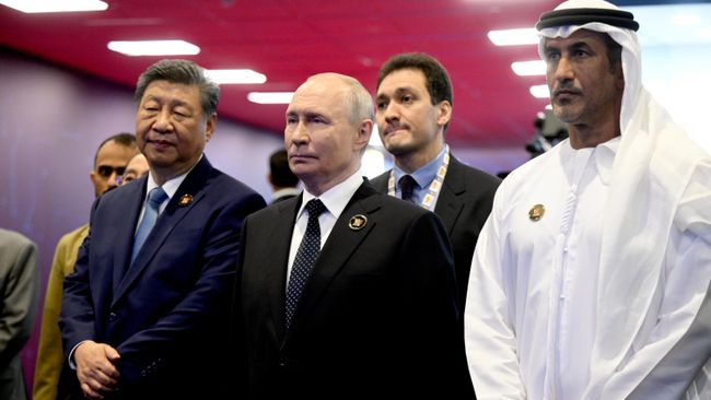 Председатель КНР Си Цзиньпин, президент РФ Владимир Путин и генеральный секретарь Высшего совета национальной безопасности ОАЭ Али Мохаммед Аль-Шамси на полях саммита БРИКС в Нью-Дели
