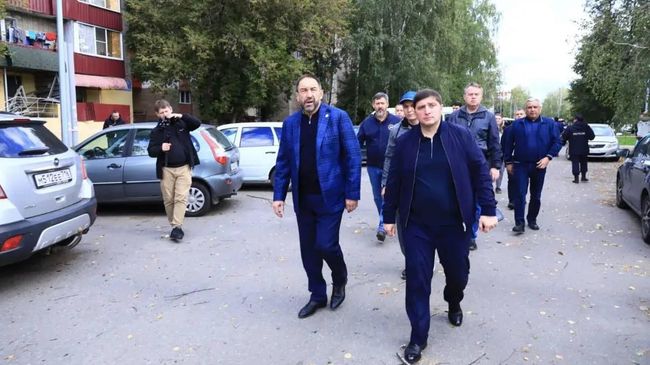 Мэр Нижнекамска Радмир Беляев осматривает последствия атаки БПЛА