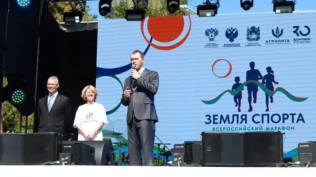 Губернатор Ставропольского края Владимир Владимиров, министр сельского хозяйства Оксана Лут и министр спорта Михаил Дегтярев на церемонии открытия всероссийского марафона Земля спорта