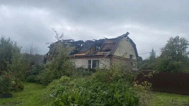 Сгоревший дом в Волосово Ленинградской области, в котором погиб подросток Сгоревший дом в Волосово Ленинградской области, в котором погиб подросток