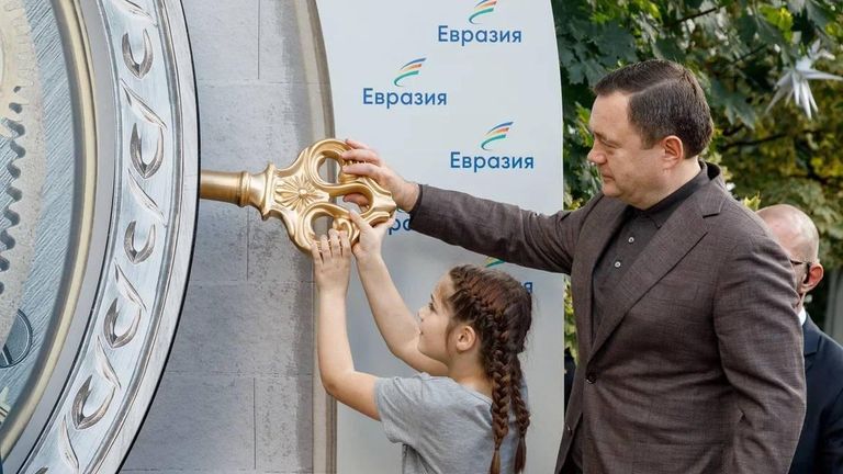 Петр Фрадков на открытии первого в России бесплатного парка аттракционов в Твери Петр Фрадков на открытии первого в России бесплатного парка аттракционов в Твери