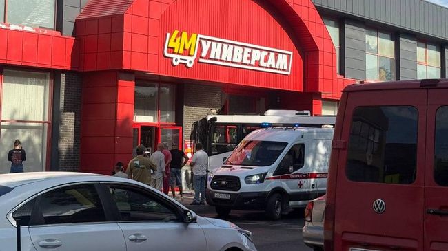 Последствия столкновения автобуса со зданием магазина в Симферополе