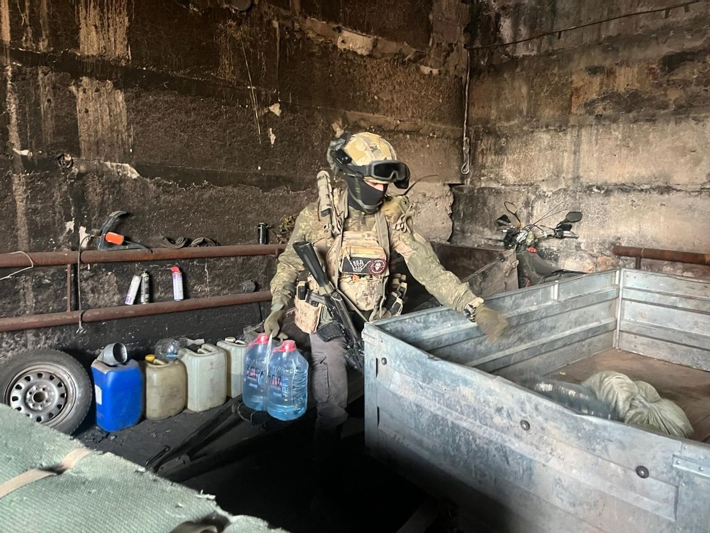 Бойцы загружают воду в прицеп квадроцикла Бойцы загружают воду в прицеп квадроцикла