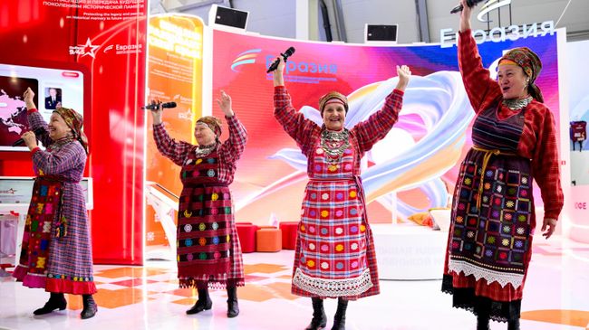 Коллектив музыкальной фольклорной группы Бурановские бабушки выступает на Международном фестивале молодежи в Екатеринбурге Коллектив музыкальной фольклорной группы Бурановские бабушки выступает на Международном фестивале молодежи в Екатеринбурге