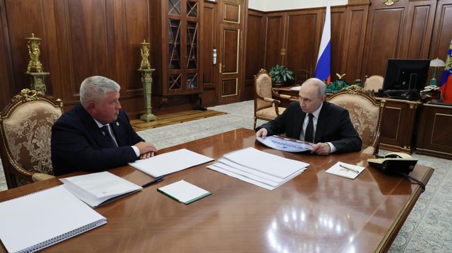 Президент России Владимир Путин и губернатор Новгородской области Александр Дронов во время встречи