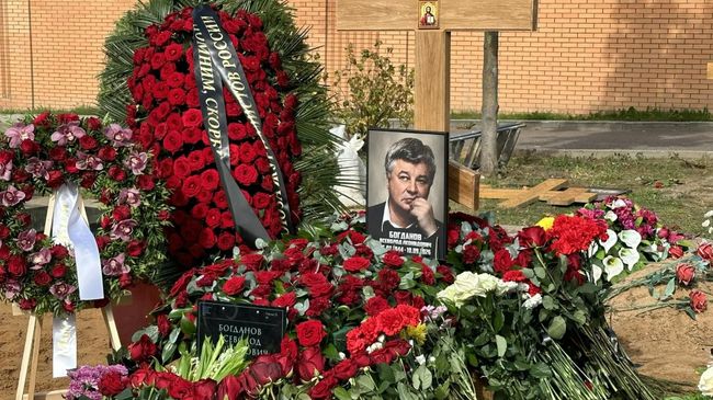 Могила почетного председателя Союза журналистов России Всеволода Богданова на Троекуровском кладбище в Москве