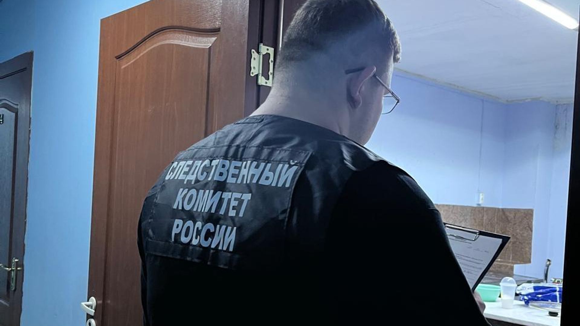 Сотрудник СК России проводит следственные мероприятия в кафе в Казани, где зафиксировали случаи отравления - РИА Новости, 1920, 14.09.2026