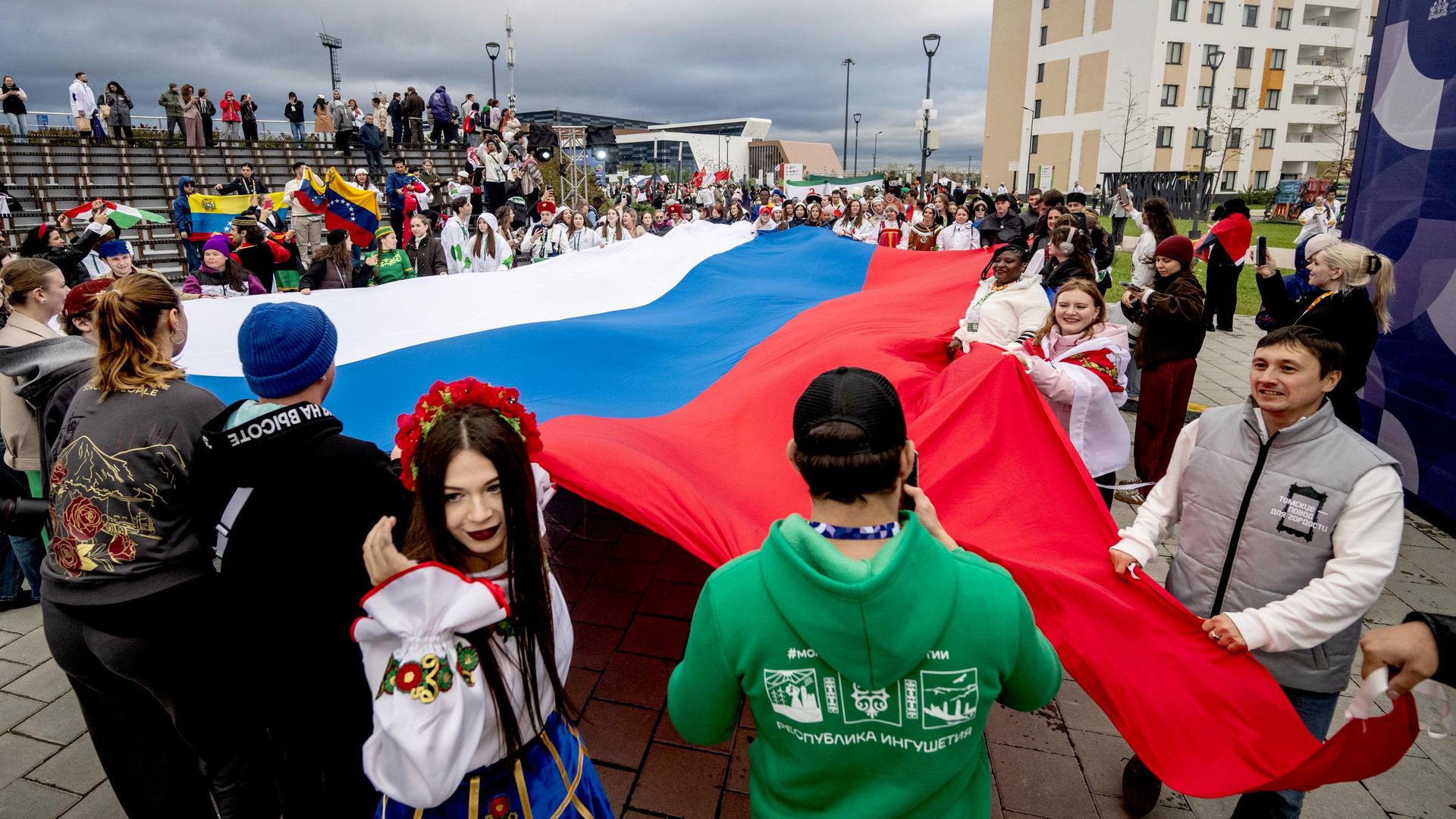 Флаг России площадью 200 квадратных метров развернули во время шествия молодежи мира на Международном фестивале молодежи в Екатеринбурге Флаг России площадью 200 квадратных метров развернули во время шествия молодежи мира на Международном фестивале молодежи в Екатеринбурге - РИА Новости, 1920, 14.09.2026