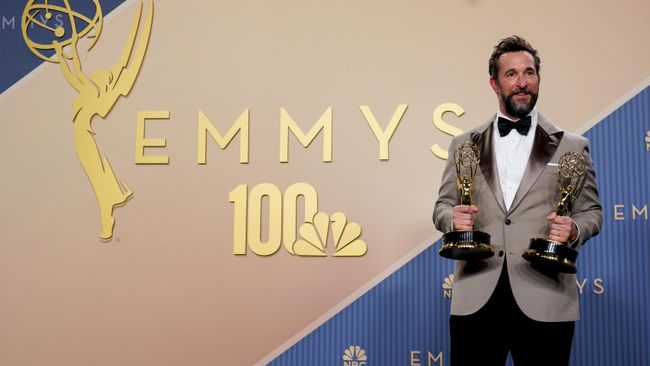Ноа Уайли с премиями Эмми за лучшую главную мужскую роль в сериале Больница Питт и за лучший сериал