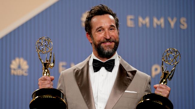 Ноа Уайли с премиями Эмми за лучшую главную мужскую роль в сериале Больница Питт и за лучший сериал