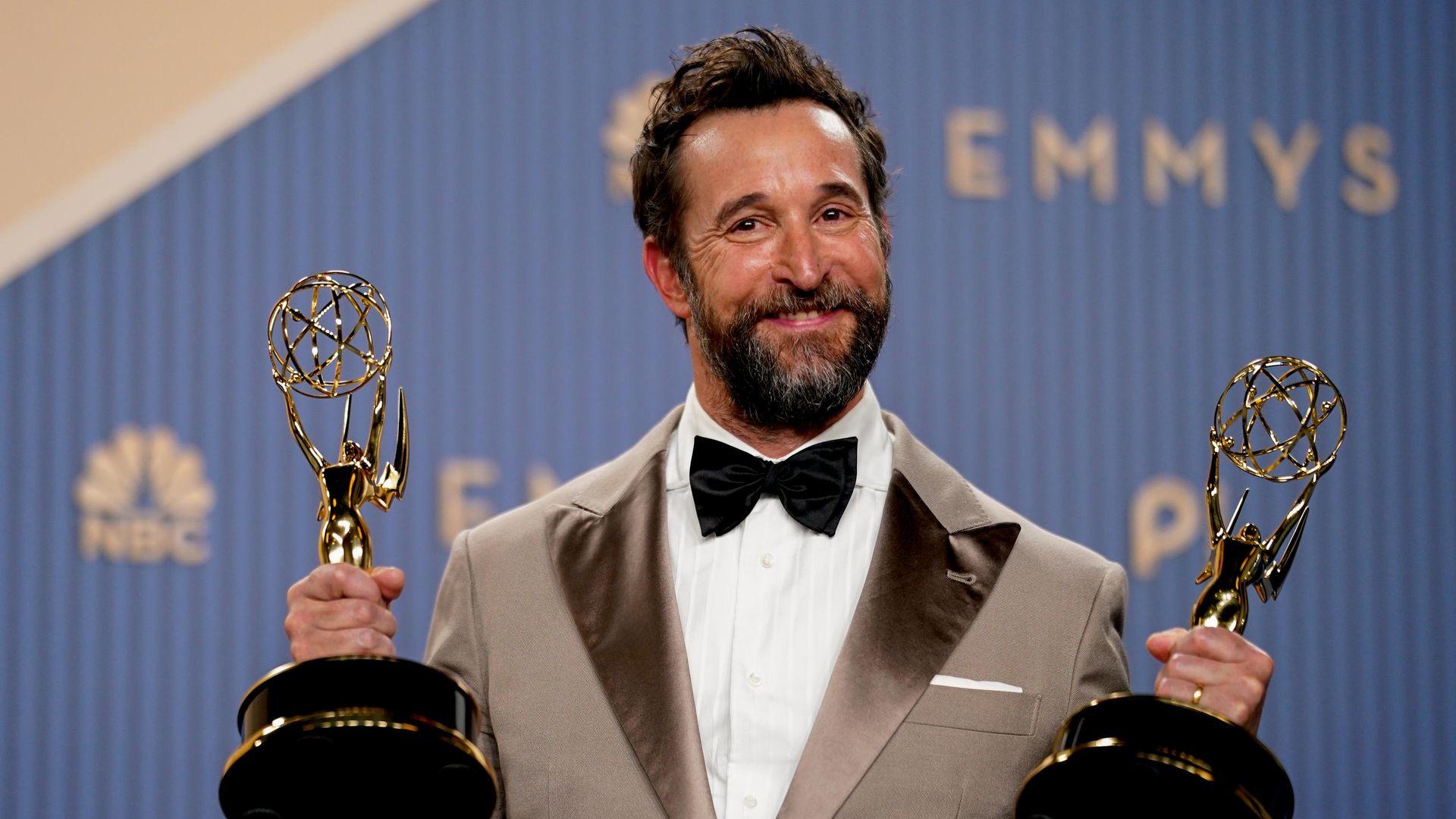 Ноа Уайли с премиями Эмми за лучшую главную мужскую роль в сериале Больница Питт и за лучший сериал Ноа Уайли с премиями Эмми за лучшую главную мужскую роль в сериале Больница Питт и за лучший сериал - РИА Новости, 1920, 15.09.2026