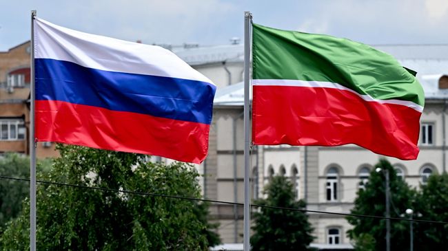 Государственные флаги России и республики Татарстан