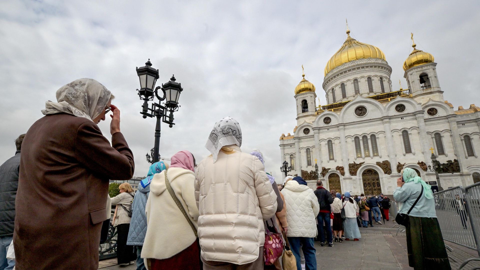 Верующие у храма Христа Спасителя в Москве, где находятся мощи святителя Спиридона Тримифунтского и святого Дмитрия Донского Верующие у храма Христа Спасителя в Москве, где находятся мощи святителя Спиридона Тримифунтского и святого Дмитрия Донского - РИА Новости, 1920, 18.09.2026