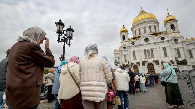 Очередь верующих к мощам святых Спиридона Тримифунтского и Дмитрия Донского