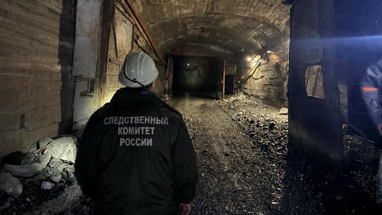 Работа СК РФ на месте гибели рабочего, упавшего на погрузочно-доставочной машине в шахту в городе Сатка Челябинской области. 15 сентября 2026 Работа СК РФ на месте гибели рабочего, упавшего на погрузочно-доставочной машине в шахту в городе Сатка Челябинской области. 15 сентября 2026 - РИА Новости, 1920, 15.09.2026