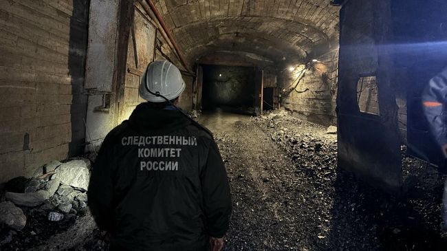Работа СК РФ на месте гибели рабочего, упавшего на погрузочно-доставочной машине в шахту в городе Сатка Челябинской области. 15 сентября 2026 Работа СК РФ на месте гибели рабочего, упавшего на погрузочно-доставочной машине в шахту в городе Сатка Челябинской области. 15 сентября 2026
