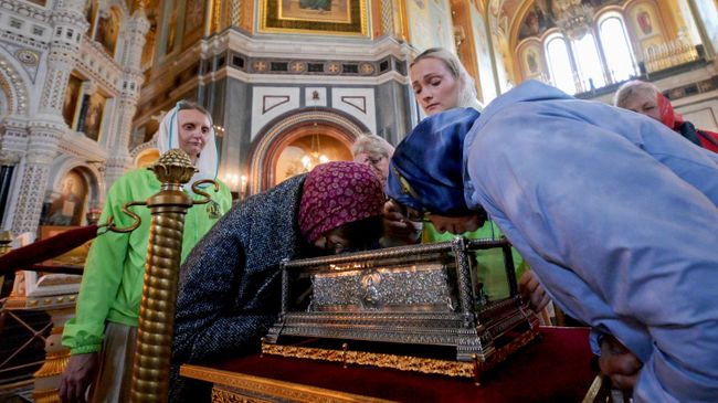 Верующие прикладываются к мощам святителя Спиридона Тримифунтского в храме Христа Спасителя в Москве
