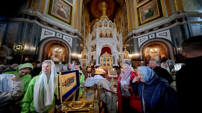Верующие прикладываются к мощам святого Дмитрия Донского в храме Христа Спасителя в Москве