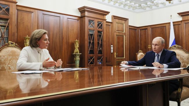 Президент РФ Владимир Путин и руководитель Роспотребнадзора Анна Попова во время встречи