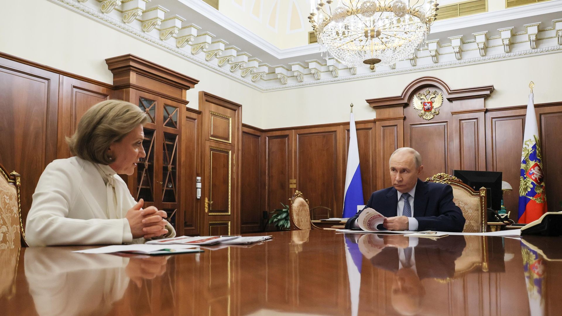 Президент РФ Владимир Путин и руководитель Роспотребнадзора Анна Попова во время встречи - РИА Новости, 1920, 15.09.2026