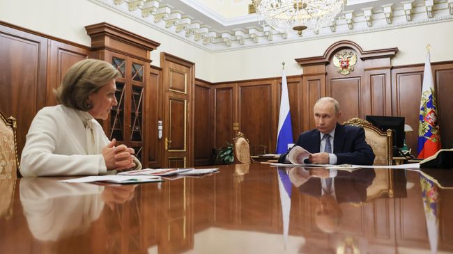 Президент РФ Владимир Путин и руководитель Роспотребнадзора Анна Попова во время встречи
