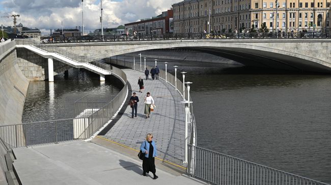 Пешеходный мост под Малым Каменным мостом на Болотной набережной в Москве