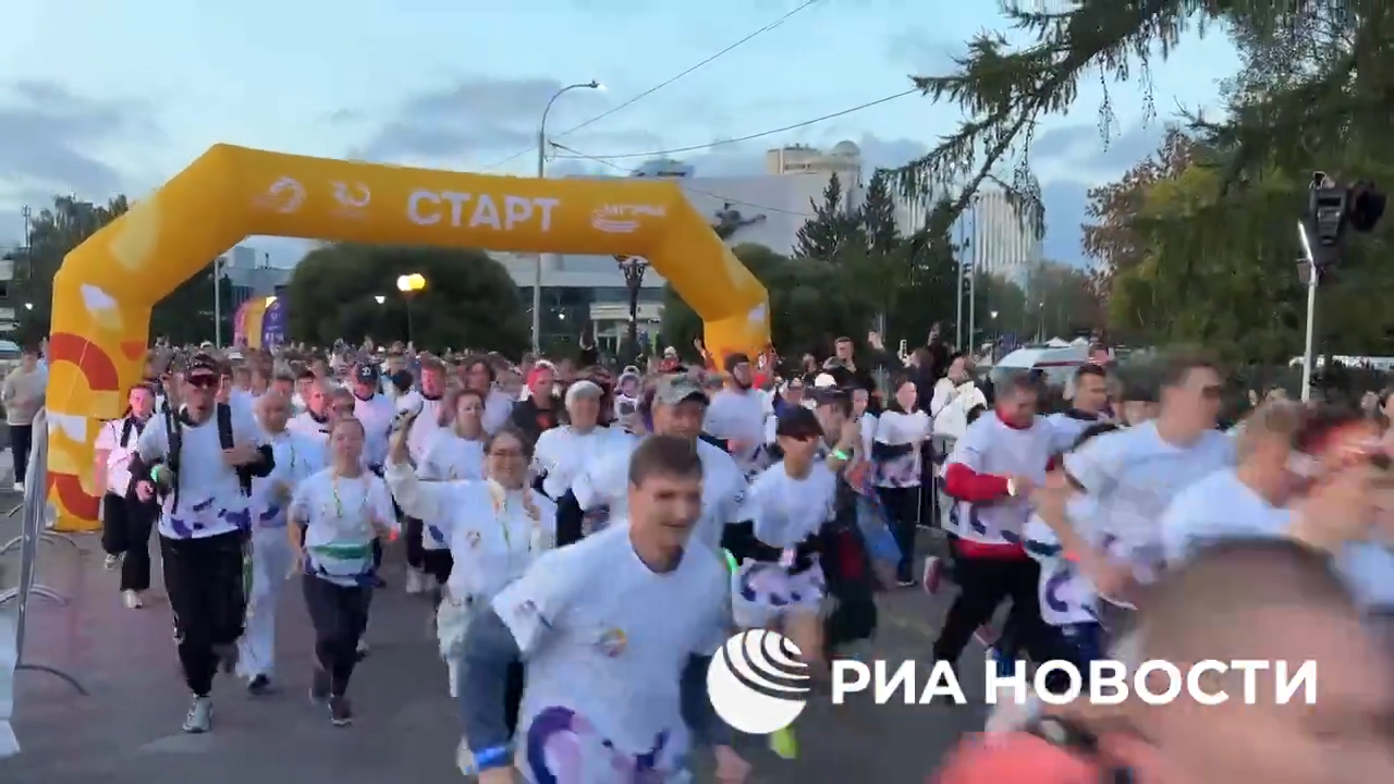 Молодежь со всего мира принимает участие в забеге Молодежь со всего мира принимает участие в забеге - РИА Новости, 1920, 15.09.2026