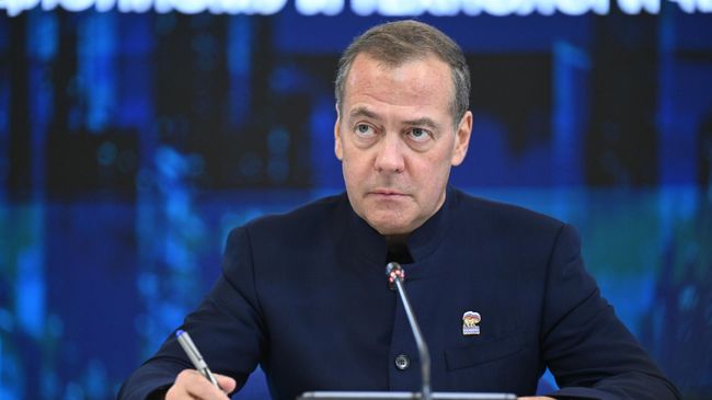 Заместитель председателя Совета безопасности РФ Дмитрий Медведев на заседании в инновационном центре Сколково в Москве
