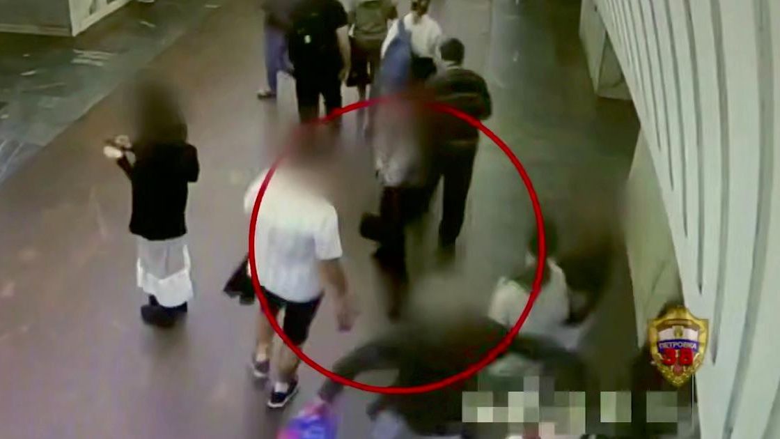 Мужчина ударил по лицу подростка, задевшего его самокатом в метро Москвы Мужчина ударил по лицу подростка, задевшего его самокатом в метро Москвы - РИА Новости, 1920, 16.09.2026