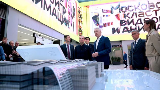 Председатель партии Единая Россия Дмитрий Медведев и мэр Москвы Сергей Собянин перед началом заседания Совета по инновационному и технологическому развитию в инновационном центре Сколково в Москве. 15 сентября 2026
