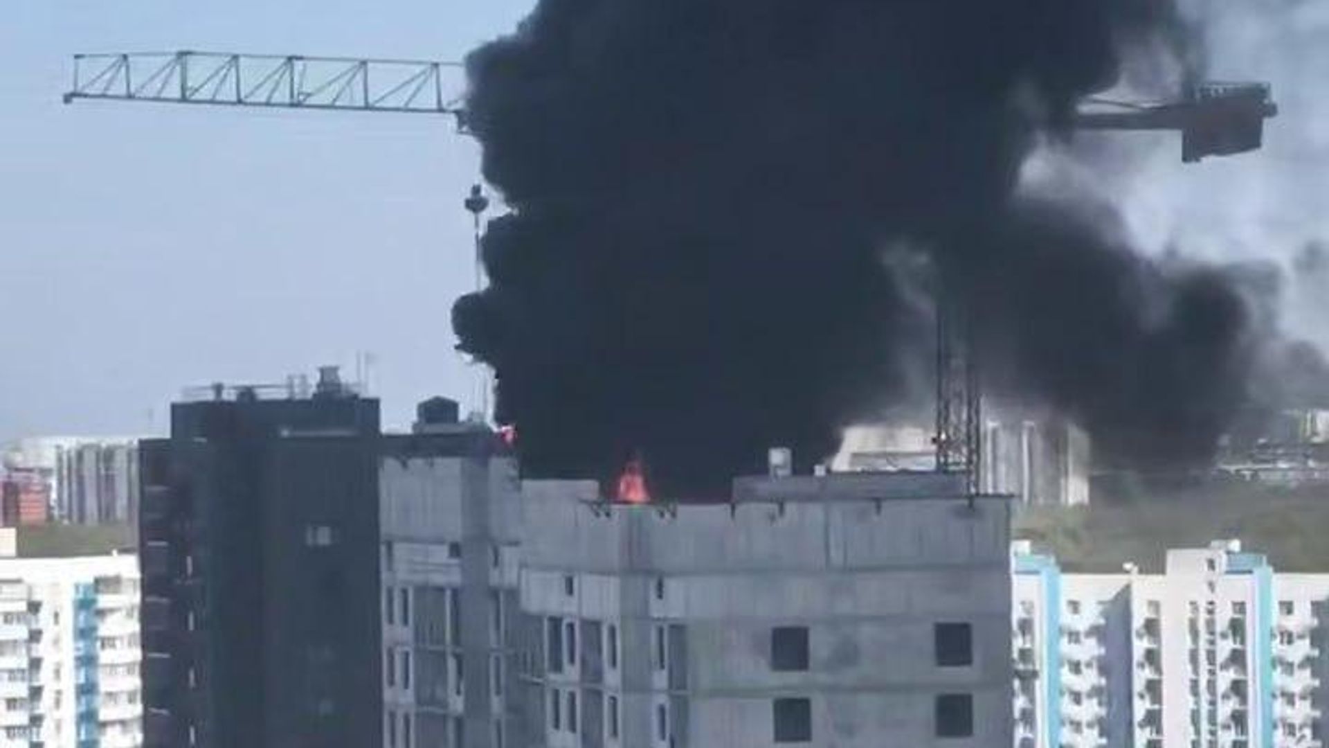 Пожар на крыше в новостройке в Бирюлево Пожар на крыше в новостройке в Бирюлево - РИА Новости, 1920, 16.09.2026