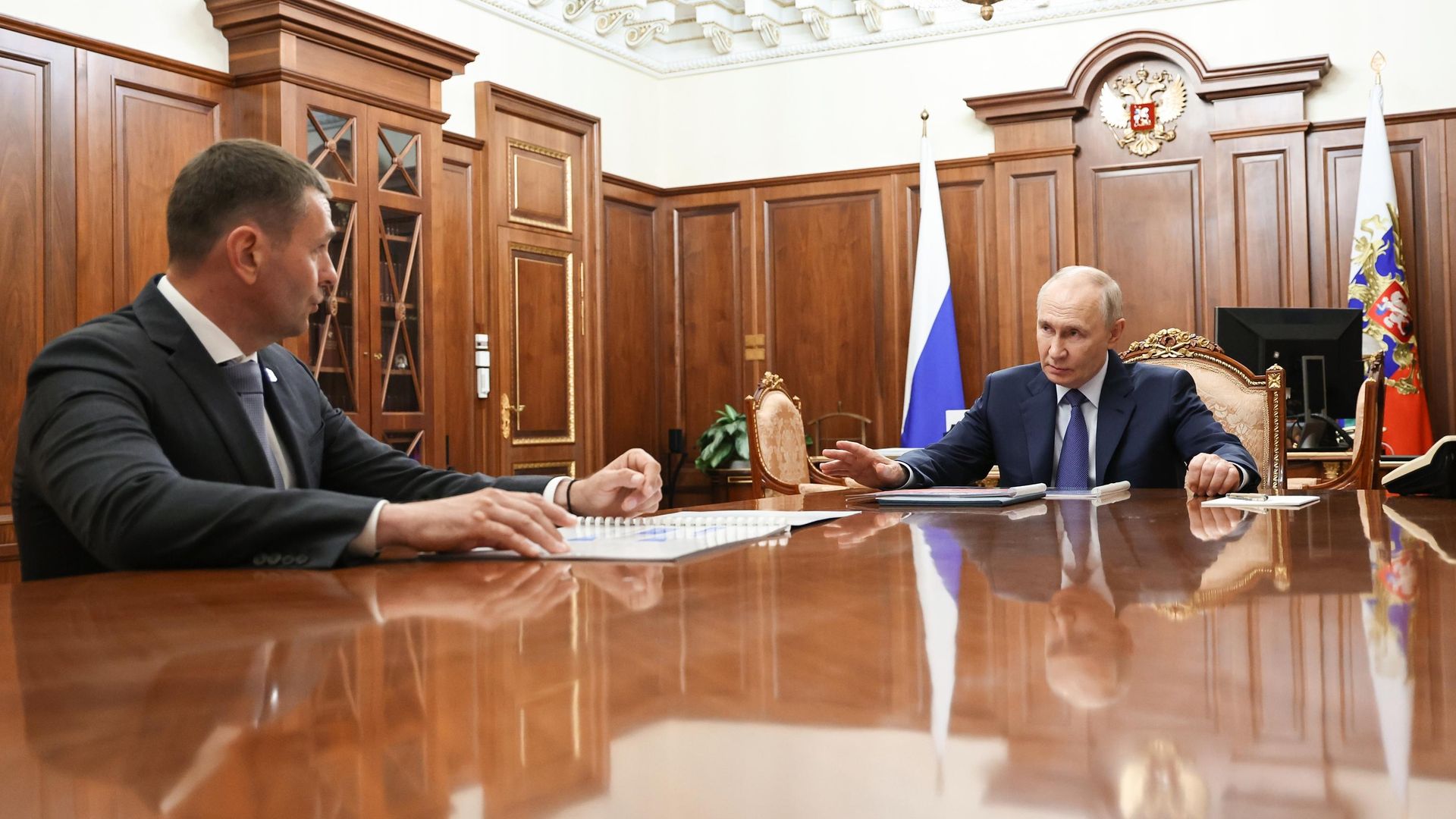  Президент РФ Владимир Путин и губернатор Хабаровского края Дмитрий Демешин во время встречи - РИА Новости, 1920, 16.09.2026