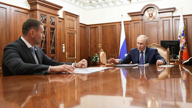  Президент РФ Владимир Путин и губернатор Хабаровского края Дмитрий Демешин во время встречи