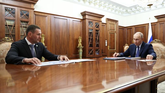 Президент РФ Владимир Путин и губернатор Хабаровского края Дмитрий Демешин во время встречи