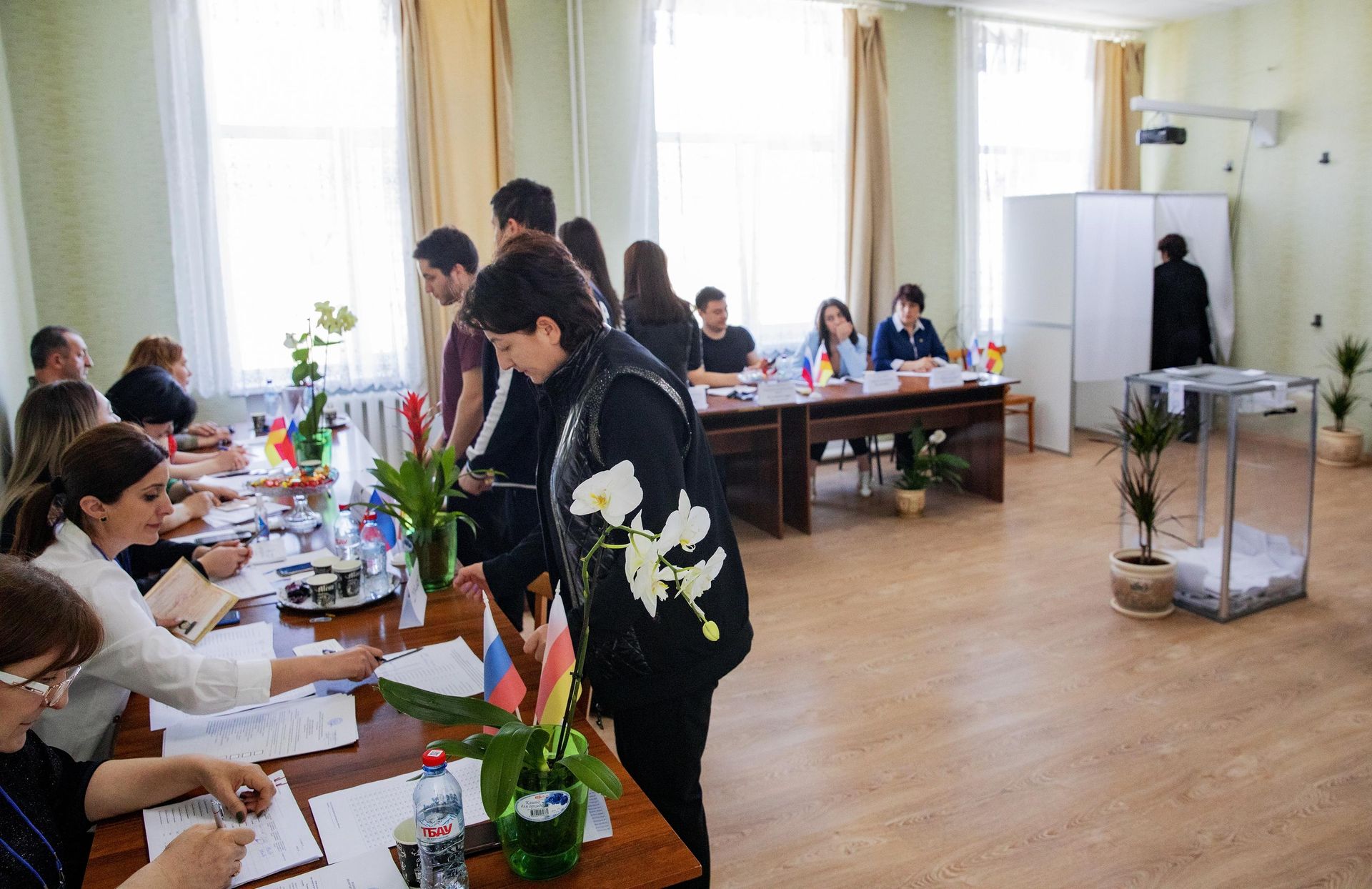Люди на выборах главы республики на избирательном участке №6 в Цхинвале - РИА Новости, 1920, 16.09.2026