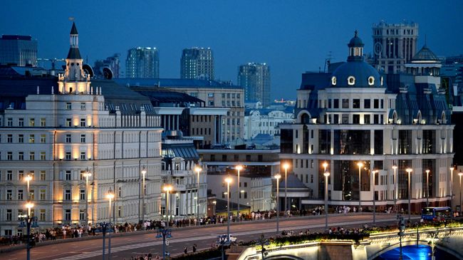 Большой Москворецкий мост и здания на острове Балчуг в Москве