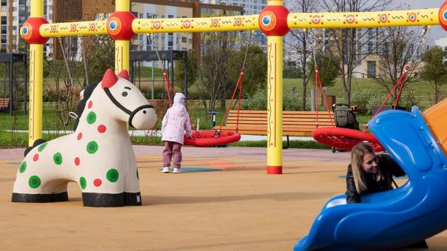 Детская площадка, оформленная в стиле дымковской игрушки, в Академическом районе Екатеринбурга