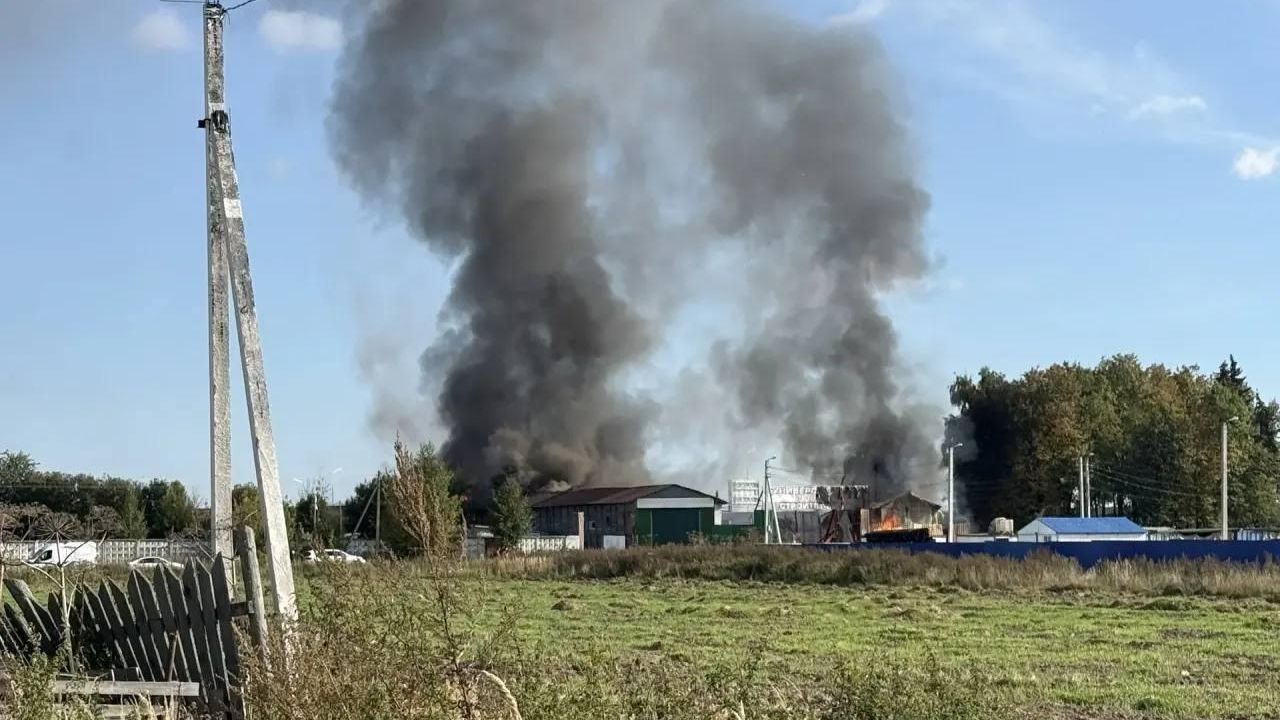 Пожар на строительном рынке в деревне Наро-Осаново в Подмосковье - РИА Новости, 1920, 16.09.2026