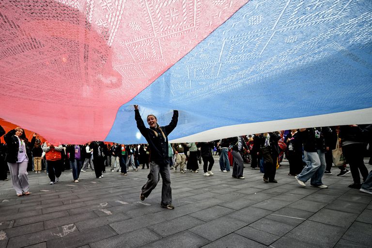Участники Международного фестиваля молодежи в Екатеринбурге развернули самый большой оренбургский платок в цветах флага России Участники Международного фестиваля молодежи в Екатеринбурге развернули самый большой оренбургский платок в цветах флага России