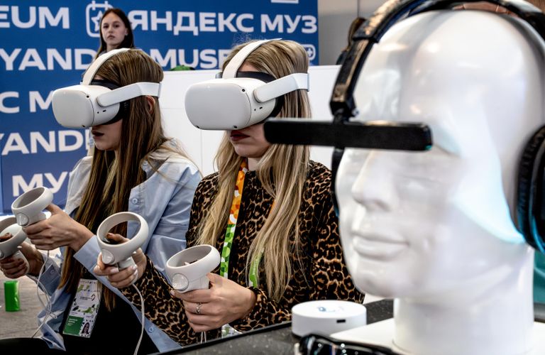 Участницы Международного фестиваля молодежи в Екатеринбурге Участницы Международного фестиваля молодежи в Екатеринбурге