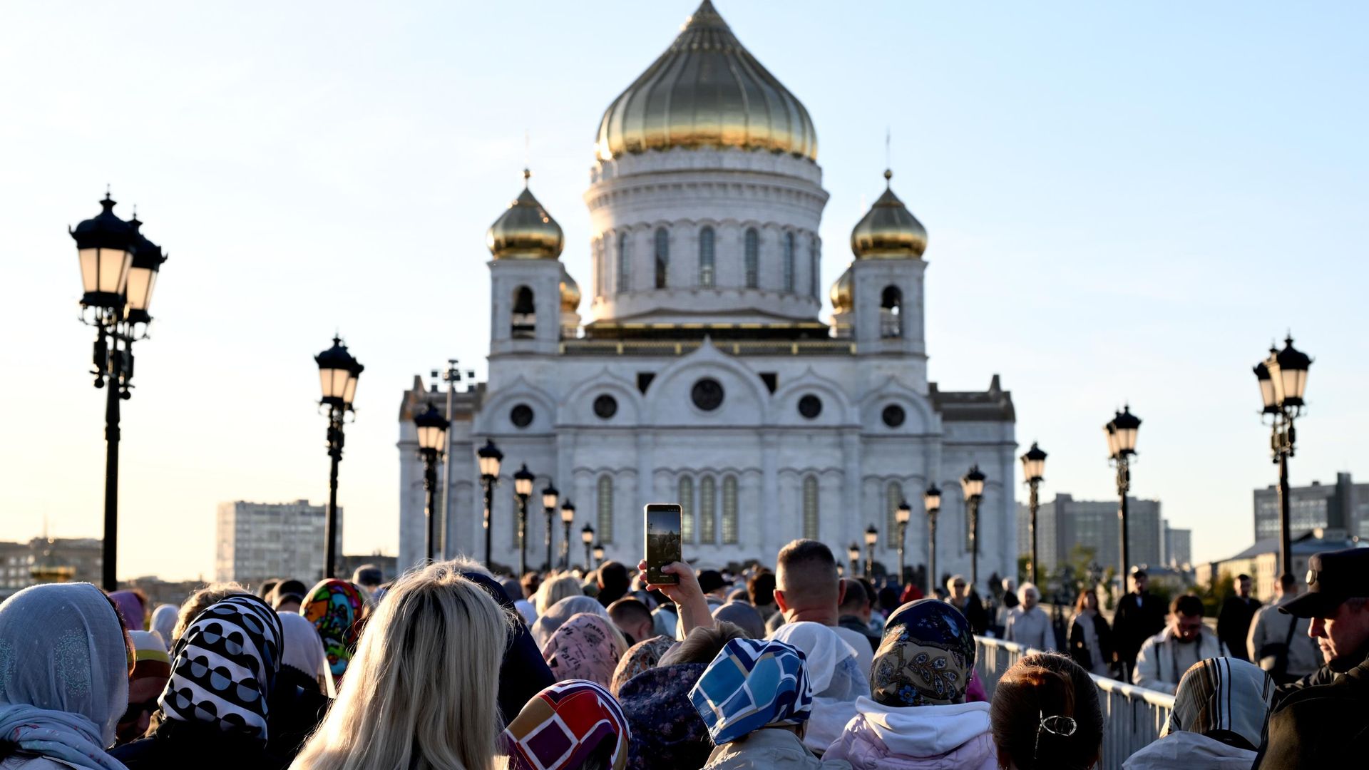 Верующие идут к храму Христа Спасителя в Москве, чтобы поклониться мощам святителя Спиридона Тримифунтского Верующие идут к храму Христа Спасителя в Москве, чтобы поклониться мощам святителя Спиридона Тримифунтского - РИА Новости, 1920, 19.09.2026