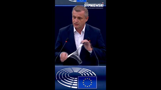  Евродепутат от Польши во время выступления в Европарламенте порвал портреты Бандеры и Шухевича