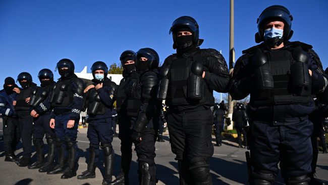 Сотрудники полиции в Варнице
