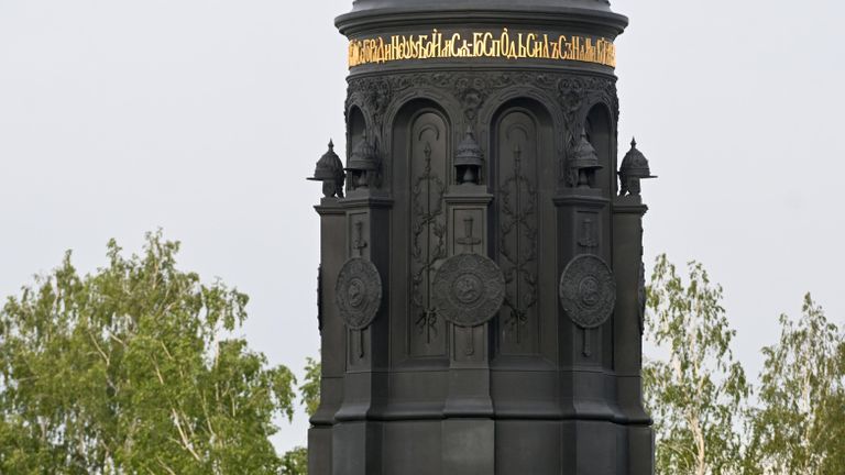 Памятник-монумент Дмитрию Донскому на территории музейно-мемориального комплекса Куликово поле на Красном холме в Тульской области Памятник-монумент Дмитрию Донскому на территории музейно-мемориального комплекса Куликово поле на Красном холме в Тульской области