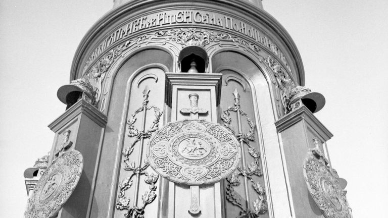 Фрагмент памятника-колонны Дмитрию Донскому на Красном холме Куликова поля в Тульской области Фрагмент памятника-колонны Дмитрию Донскому на Красном холме Куликова поля в Тульской области